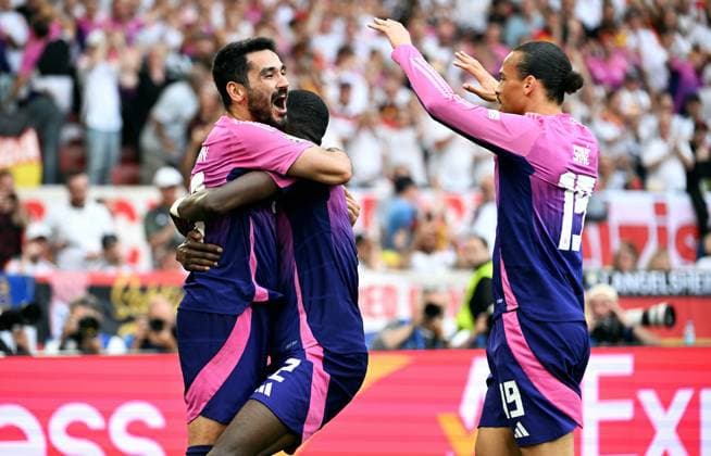 Fussball, Europameisterschaft, EURO 2024, Gruppe A, MHP-Arena Stuttgart: Deutschland - Ungarn 2:0; Jubel Ilkay Gündogan (GER) nach seinem Tor zum 2:0, zusammen mit Leroy Sane (GER), Antonio Rüdiger (GER). Jubel, Freude, Aktion.
