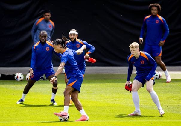 Sport Bilder des Tages WOLFSBURG - Lutsharel Geertruida, Nathan Ake, Memphis Depay, Jerdy Schouten and Joshua Zirkzee during a training session of the Dutch national team, Nationalteam at the AOK Stadium on June 20, 2024 in Wolfsburg, Germany. The Dutch national team is preparing for the group match at the European Football Championship in Germany against France. ANP KOEN VAN WEEL UEFA EURO, EM, Europameisterschaft,Fussball 2024 Germany 2024 xVIxANPxSportx xxANPxIVx 501562611 originalFilename: 501562611.jpg