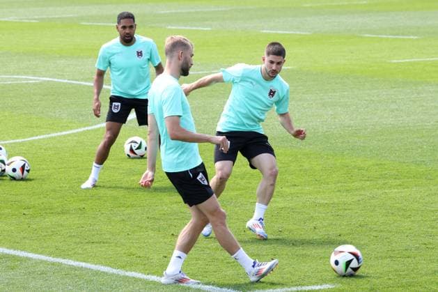 DEU, FIFA, EM-2024, Oestereicch Training, 20.06.2024, Amateurstadion von Hertha BSC, Berlin, DEU, FIFA, EM-2024, Oestereicch Training, im Bild Romano Schmid (Austria 18), Konrad Laimer (Austria 20) Foto: Juergen Engler nordphoto GmbH