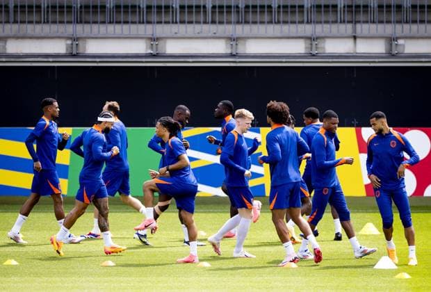 WOLFSBURG - Ryan Gravenberch, Memphis Depay, Nathan Ake, Lutsharel Geertruida, Brian Brobbey, Jerdy Schouten, Denzel Dumfries and Cody Gakpo during a training session of the Dutch national team, Nationalteam at the AOK Stadium on June 20, 2024 in Wolfsburg, Germany. The Dutch national team is preparing for the group match at the European Football Championship in Germany against France. ANP KOEN VAN WEEL UEFA EURO, EM, Europameisterschaft,Fussball 2024 Germany 2024 xVIxANPxSportx xxANPxIVx 501564906 originalFilename: 501564906.jpg