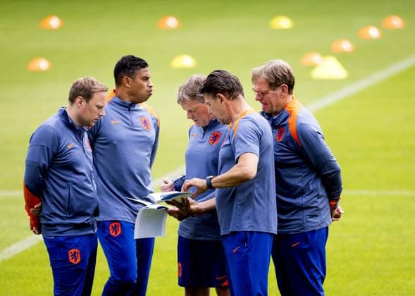 WOLFSBURG - Assistants Michael Reiziger, Erwin Koeman, Patrick Lodewijks and Dwight Lodeweges during a training session of the Dutch national team, Nationalteam at the AOK Stadium on June 20, 2024 in Wolfsburg, Germany. The Dutch national team is preparing for the group match at the European Football Championship in Germany against France. ANP KOEN VAN WEEL UEFA EURO, EM, Europameisterschaft,Fussball 2024 Germany 2024 xVIxANPxSportx xxANPxIVx 501564971 originalFilename: 501564971.jpg