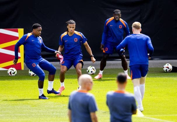 WOLFSBURG - Steven Bergwijn, Nathan Ake and Brian Brobbey during a training session of the Dutch national team, Nationalteam at the AOK Stadium on June 20, 2024 in Wolfsburg, Germany. The Dutch national team is preparing for the group match at the European Football Championship in Germany against France. ANP KOEN VAN WEEL UEFA EURO, EM, Europameisterschaft,Fussball 2024 Germany 2024 xVIxANPxSportx xxANPxIVx 501565553 originalFilename: 501565553.jpg