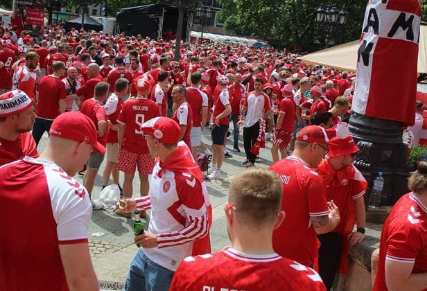 20.06.2024, xhbx, Fussball EM 2024, Dänemark - England Fanfest in Frankfurt emspor, v.l. Fans, Anhänger, Banner, Fahne, Schals von Dänemark auf dem Opernplatz (DFL DFB REGULATIONS PROHIBIT ANY USE OF PHOTOGRAPHS as IMAGE SEQUENCES and or QUASI-VIDEO) Frankfurt am Main