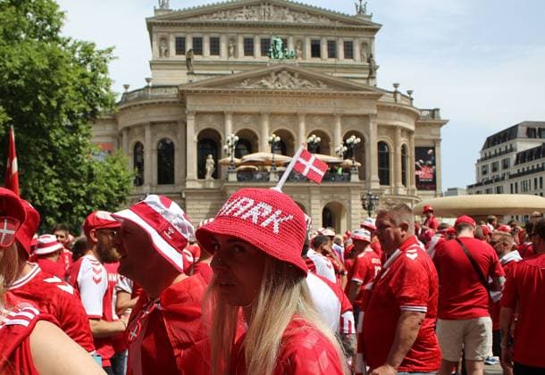 20.06.2024, xhbx, Fussball EM 2024, Dänemark - England Fanfest in Frankfurt emspor, v.l. Fans, Anhänger, Banner, Fahne, Schals von Dänemark auf dem Opernplatz (DFL DFB REGULATIONS PROHIBIT ANY USE OF PHOTOGRAPHS as IMAGE SEQUENCES and or QUASI-VIDEO) Frankfurt am Main