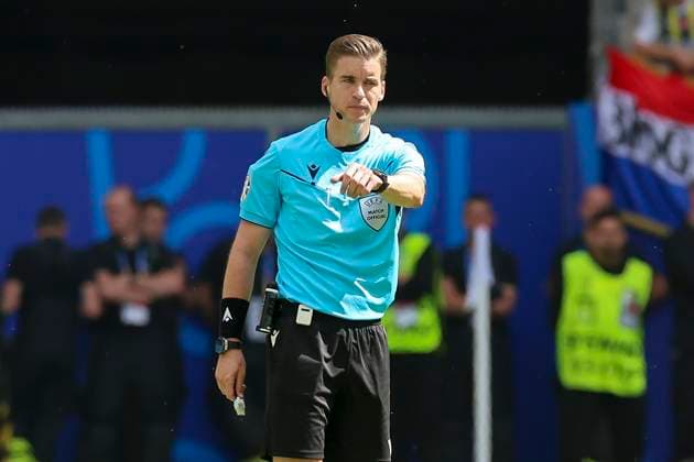 Schiedsrichter Francois Letexier (France) gestikuliert, UEFA EURO, EM, Europameisterschaft,Fussball 2024 - Group B, Croatia vs Albania, Volksparkstadion Hamburg, 19.06.2024, Hamburg, Deutschland.