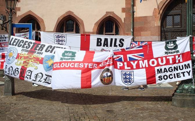 20.06.2024, xhbx, Fussball EM 2024, Dänemark - England Fanfest in Frankfurt emspor, v.l. Fans, Anhänger, Banner, Fahne von England vor dem Römer in Frankfurt (DFL DFB REGULATIONS PROHIBIT ANY USE OF PHOTOGRAPHS as IMAGE SEQUENCES and or QUASI-VIDEO) Frankfurt am Main