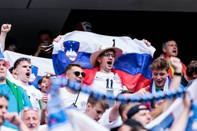 UEFA EURO 2024: Slowenien - Serbien; 20.06.2024 Fans von Slowenien begrüßen ihre Spieler auf dem Platz Flaggen UEFA EURO 2024: Slowenien - Serbien; Munich Football Arena, München am 20.06.2024 Copyright: xBEAUTIFULxSPORTS Wunderlx
