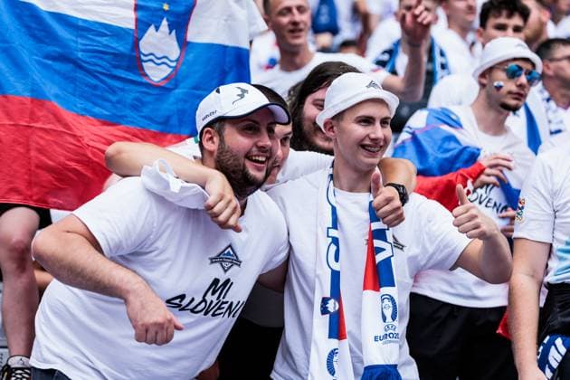 UEFA EURO 2024: Slowenien - Serbien; 20.06.2024 Fans von Slowenien posieren für die Kameras UEFA EURO 2024: Slowenien - Serbien; Munich Football Arena, München am 20.06.2024 Copyright: xBEAUTIFULxSPORTS Wunderlx