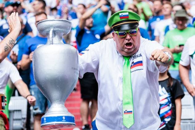 UEFA EURO 2024: Slowenien - Serbien; 20.06.2024 Ein jubelnder Fan der Slowenien mit aufblasbarem Pokal UEFA EURO 2024: Slowenien - Serbien; Munich Football Arena, München am 20.06.2024 Copyright: xBEAUTIFULxSPORTS Wunderlx