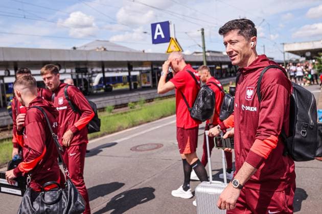 Sport Themen der Woche KW25 Sport Bilder des Tages 20.06.2024 HANNOVER, NIEMCY PILKA NOZNA (FOOTBALL) UEFA EURO, EM, Europameisterschaft,Fussball 2024 - CENTRUM TRENINGOWE REPREZENTACJI POLSKI - HANNOVER 96 ACADEMIE WYJAZD POCIAGIEM REPREZENTACJI POLSKI NA MECZ Z AUSTRIA DO BERLINA NZ ROBERT LEWANDOWSKI FOTO LUKASZ GROCHALA CYFRASPORT NEWSPIX.PL --- Newspix.pl Polish players travel to Berlin by train before the match against Austria POLAND OUT!  20240620CSLG0015