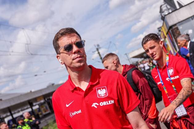20.06.2024 HANNOVER, NIEMCY PILKA NOZNA (FOOTBALL) UEFA EURO, EM, Europameisterschaft,Fussball 2024 - CENTRUM TRENINGOWE REPREZENTACJI POLSKI - HANNOVER 96 ACADEMIE WYJAZD POCIAGIEM REPREZENTACJI POLSKI NA MECZ Z AUSTRIA DO BERLINA NZ WOJCIECH SZCZESNY FOTO LUKASZ GROCHALA CYFRASPORT NEWSPIX.PL --- Newspix.pl Polish players travel to Berlin by train before the match against Austria POLAND OUT!  20240620CSLG0019