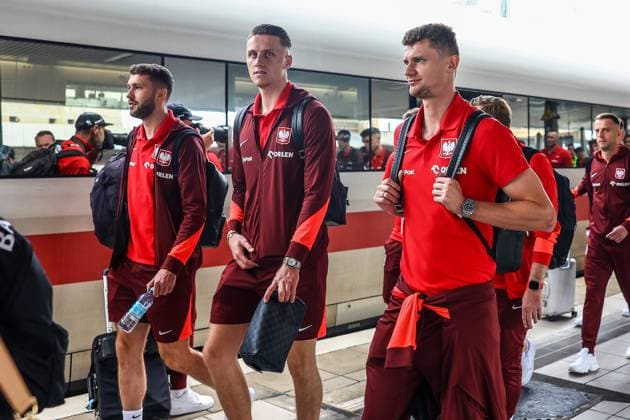 HANOWER 20.06.2024 WYJAZD PILKARZY DO BERLINA NA MECZ AUSTRIA POCIAG DB NZ MARCIN BULKA PAWEL DAWIDOWICZ FOT. MICHAL STAWOWIAK 400mm.pl NEWSPIX.PL --- Newspix.pl Polish players travel to Berlin by train before the match against Austria POLAND OUT!  240620MIS030