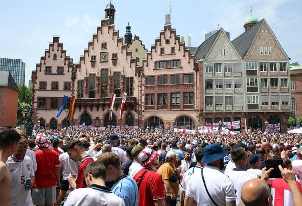 20.06.2024, xhbx, Fussball EM 2024, Dänemark - England Fanfest in Frankfurt emspor, v.l. Fans, Anhänger, Banner, Fahne von England vor dem Römer in Frankfurt (DFL DFB REGULATIONS PROHIBIT ANY USE OF PHOTOGRAPHS as IMAGE SEQUENCES and or QUASI-VIDEO) Frankfurt am Main