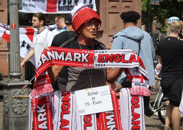 20.06.2024, xhbx, Fussball EM 2024, Dänemark - England Fanfest in Frankfurt emspor, v.l. Strassenverkäufer verkauft Schals von England und Dänemark (DFL DFB REGULATIONS PROHIBIT ANY USE OF PHOTOGRAPHS as IMAGE SEQUENCES and or QUASI-VIDEO) Frankfurt am Main