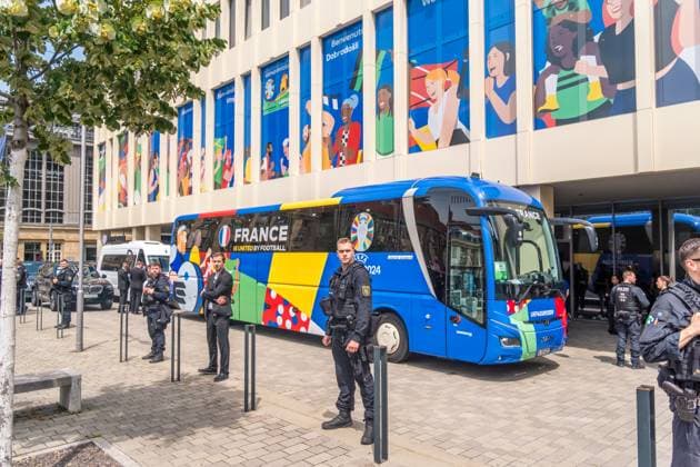 Sport Bilder des Tages Ankunft der französischen Nationalmannschaft am Hyperion Hotel in Leipzig. Morgen wird die L equipe tricolore gegen Holland spielen. Nationaltrainer ist Didier Dechamps Ankunft Frankreich