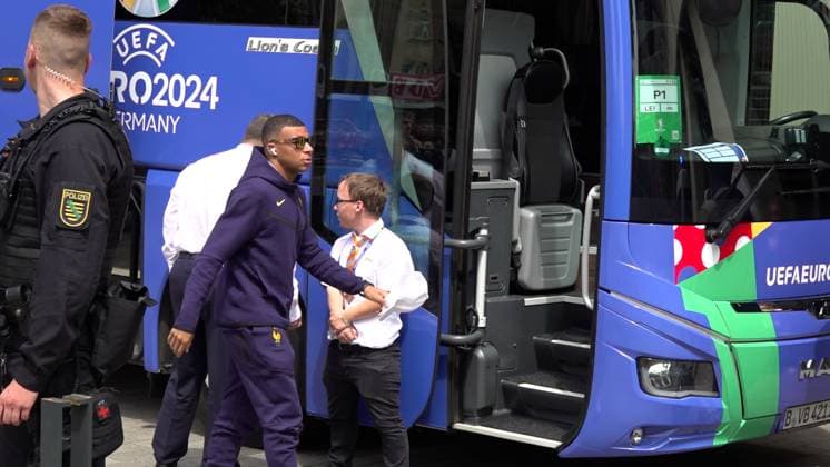 Ankunft der französischen Nationalmannschaft am Hyperion Hotel in Leipzig. Morgen wird die L equipe tricolore gegen Holland spielen. Nationaltrainer ist Didier Dechamps. HIer MbappÃ , Mbappe. Ankunft Frankreich