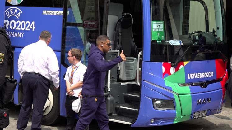 Ankunft der französischen Nationalmannschaft am Hyperion Hotel in Leipzig. Morgen wird die L equipe tricolore gegen Holland spielen. Nationaltrainer ist Didier Dechamps. HIer MbappÃ , Mbappe. Ankunft Frankreich