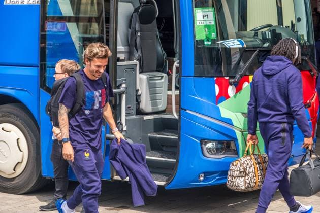 Ankunft der französischen Nationalmannschaft am Hyperion Hotel in Leipzig. Morgen wird die L equipe tricolore gegen Holland spielen. Nationaltrainer ist Didier Dechamps. Antoine Griezmann gibt Autogramme. Ankunft Frankreich