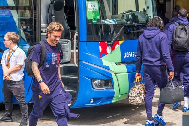Ankunft der französischen Nationalmannschaft am Hyperion Hotel in Leipzig. Morgen wird die L equipe tricolore gegen Holland spielen. Nationaltrainer ist Didier Dechamps. Antoine Griezmann gibt Autogramme. Ankunft Frankreich