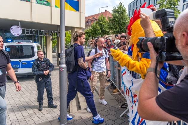 Ankunft der französischen Nationalmannschaft am Hyperion Hotel in Leipzig. Morgen wird die L equipe tricolore gegen Holland spielen. Nationaltrainer ist Didier Dechamps. Antoine Griezmann gibt Autogramme. Ankunft Frankreich