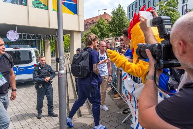 Ankunft der französischen Nationalmannschaft am Hyperion Hotel in Leipzig. Morgen wird die L equipe tricolore gegen Holland spielen. Nationaltrainer ist Didier Dechamps. Antoine Griezmann gibt Autogramme. Ankunft Frankreich