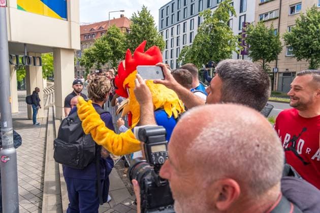 Ankunft der französischen Nationalmannschaft am Hyperion Hotel in Leipzig. Morgen wird die L equipe tricolore gegen Holland spielen. Nationaltrainer ist Didier Dechamps. Antoine Griezmann gibt Autogramme. Ankunft Frankreich
