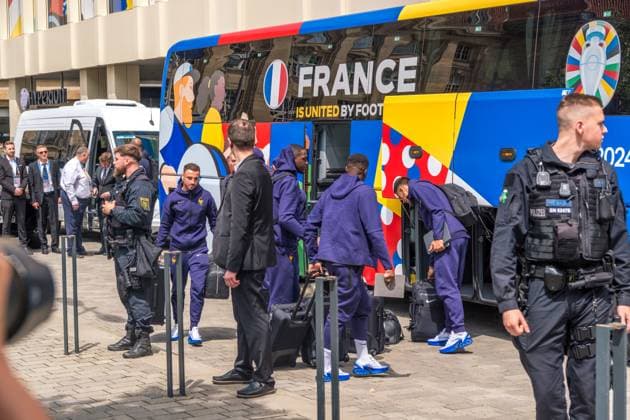 Ankunft der französischen Nationalmannschaft am Hyperion Hotel in Leipzig. Morgen wird die L equipe tricolore gegen Holland spielen. Nationaltrainer ist Didier Dechamps Ankunft Frankreich