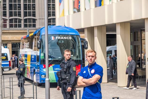 Ankunft der französischen Nationalmannschaft am Hyperion Hotel in Leipzig. Morgen wird die L equipe tricolore gegen Holland spielen. Nationaltrainer ist Didier Dechamps Ankunft Frankreich