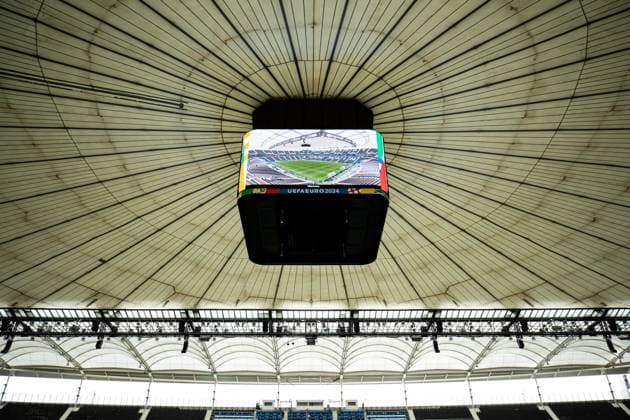 UEFA EURO, EM, Europameisterschaft,Fussball 2024: Dänemark - England; 20.06.2024 Stadion im Frankfurt bis zum Spielbeginn, Bilddschirm unter dem Dach. UEFA EURO 2024: Dänemark - England; Frankfurt Arena, Frankfurt am Main; 20.06.2024 Copyright: xBEAUTIFULxSPORTS Buriakovx