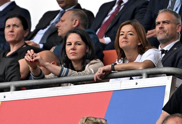 20.06.2024, Fussball UEFA EURO, EM, Europameisterschaft,Fussball 2024, Vorrunde, Gruppe C, Slowenien - Serbien, in der Fußball Arena München. Bundesaußenministerin Annalena Baerbock (Deutschland) unter den Zuschauern auf der Haupttribüne.