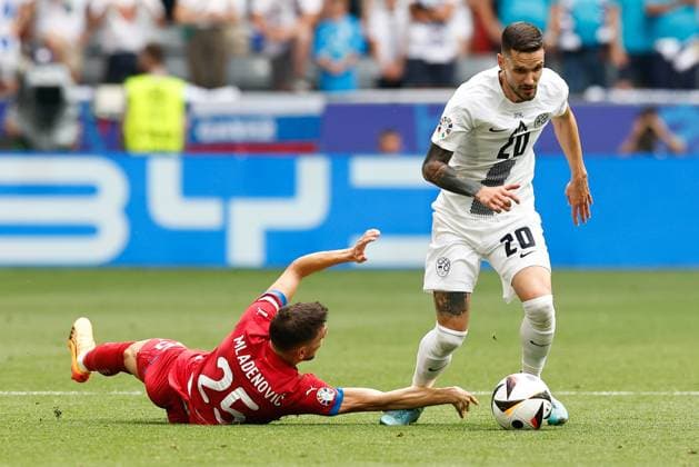 MUNCHEN, 20-06-2024, Allianz Arena. European Football Championship Euro2024, Group stage match no.18 between Slovenia and Serbia, Serbia player Filip Mladenovic, Slovenia player Petar Stojanovic Slovenia - Serbia (Euro2024)  x25540954x Copyright: