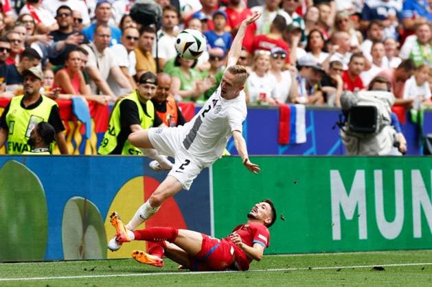 MUNCHEN, 20-06-2024, Allianz Arena. European Football Championship Euro2024, Group stage match no.18 between Slovenia and Serbia, Slovenia player Zan Karnicnik, Serbia player Filip Mladenovic Slovenia - Serbia (Euro2024)  x25540959x Copyright: