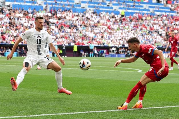 l-r: im Zweikampf, Aktion, mit Max Timi Elsnik 10 (Slowenien), Filip Mladenovic 25 (Serbien), Slowenien vs. Serbien Fussball, UEFA EURO, EM, Europameisterschaft,Fussball 2024, Gruppenphase, 2. Spieltag, 20.06.2024 Muenchen Bayern Deutschland