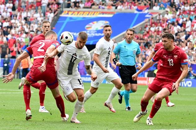 Munich, Germany, June 20st 2024: Jan Mlakar of Slovenia (2L) in action against Strahinja Pavlovic of Serbia (L) during the UEFA EURO, EM, Europameisterschaft,Fussball 2024 football match between Slovenia and Serbia at Munich Football Arena, Munich, Germany. (Igor Kupljenik SPP) Copyright: xIgorxKupljenikx xSPPx spp-en-IgKuSp-IKO_0815