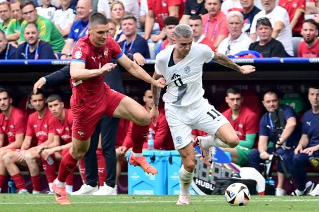 Munich, Germany, June 20st 2024: Benjamin Sesko of Slovenia (R) in action against Nemanja Gudelj of Serbia (L) during the UEFA EURO, EM, Europameisterschaft,Fussball 2024 football match between Slovenia and Serbia at Munich Football Arena, Munich, Germany. (Igor Kupljenik SPP) Copyright: xIgorxKupljenikx xSPPx spp-en-IgKuSp-IKO_0824