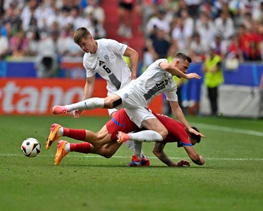 20.06.2024, Fussball UEFA EURO, EM, Europameisterschaft,Fussball 2024, Vorrunde, Gruppe C, Slowenien - Serbien, in der Fußball Arena München. Timi Max Elsnik (Slowenien) setzt sich durch