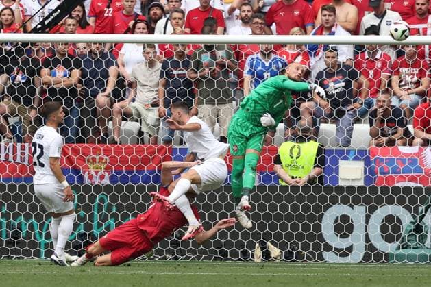 Torwartaktion von Predrag Rajkovic 1 (Serbien), Slowenien vs. Serbien Fussball, UEFA EURO, EM, Europameisterschaft,Fussball 2024, Gruppenphase, 2. Spieltag, 20.06.2024 Muenchen Bayern Deutschland