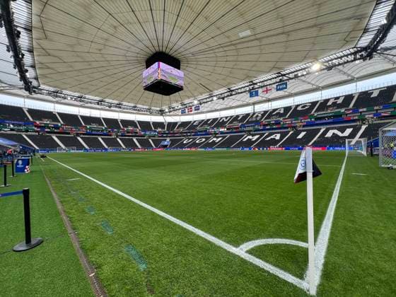 Das Dach ist geschlossen in der Frankfurter EM-Arena. Dies wird es auch bis Montag wegen möglichen Unwettern bleiben, damit auch beim Spiel Deutschland gegen Schweiz am Sonntag - Frankfurt 20.06.2024: England vs. Dänemark, EURO2024 M17, Gruppe C, EM-Arena Frankfurt