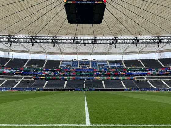 Das Dach ist geschlossen in der Frankfurter EM-Arena. Dies wird es auch bis Montag wegen möglichen Unwettern bleiben, damit auch beim Spiel Deutschland gegen Schweiz am Sonntag - Frankfurt 20.06.2024: England vs. Dänemark, EURO2024 M17, Gruppe C, EM-Arena Frankfurt