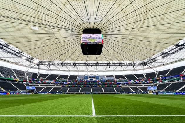 Sport Bilder des Tages Das Dach ist geschlossen in der Frankfurter EM-Arena. Dies wird es auch bis Montag wegen möglichen Unwettern bleiben, damit auch beim Spiel Deutschland gegen Schweiz am Sonntag - Frankfurt 20.06.2024: England vs. Dänemark, EURO2024 M17, Gruppe C, EM-Arena Frankfurt