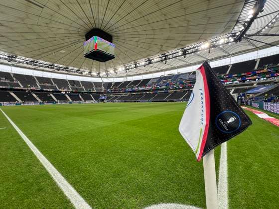 Eckfahne im EM-Stadion Frankfurt und das bis Montag wegen Unwetter geschlossene Dach - Frankfurt 20.06.2024: England vs. Dänemark, EURO2024 M17, Gruppe C, EM-Arena Frankfurt