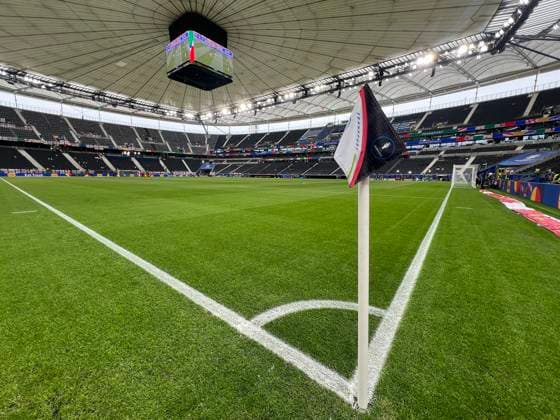Eckfahne im EM-Stadion Frankfurt und das bis Montag wegen Unwetter geschlossene Dach - Frankfurt 20.06.2024: England vs. Dänemark, EURO2024 M17, Gruppe C, EM-Arena Frankfurt