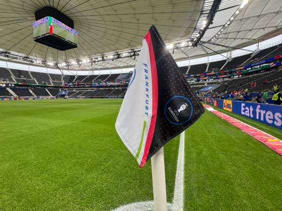 Eckfahne im EM-Stadion Frankfurt und das bis Montag wegen Unwetter geschlossene Dach - Frankfurt 20.06.2024: England vs. Dänemark, EURO2024 M17, Gruppe C, EM-Arena Frankfurt
