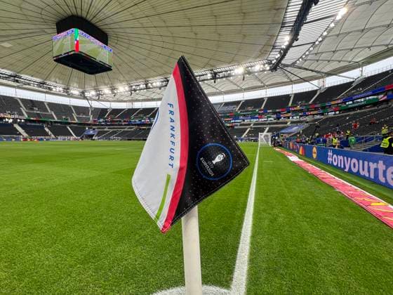Eckfahne im EM-Stadion Frankfurt und das bis Montag wegen Unwetter geschlossene Dach - Frankfurt 20.06.2024: England vs. Dänemark, EURO2024 M17, Gruppe C, EM-Arena Frankfurt