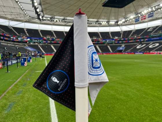 Eckfahne im EM-Stadion Frankfurt und das bis Montag wegen Unwetter geschlossene Dach - Frankfurt 20.06.2024: England vs. Dänemark, EURO2024 M17, Gruppe C, EM-Arena Frankfurt