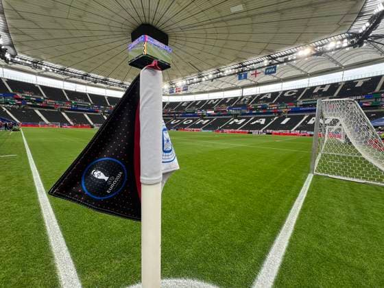 Eckfahne im EM-Stadion Frankfurt und das bis Montag wegen Unwetter geschlossene Dach - Frankfurt 20.06.2024: England vs. Dänemark, EURO2024 M17, Gruppe C, EM-Arena Frankfurt