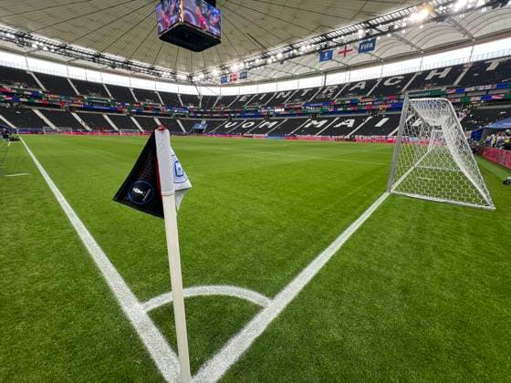 Eckfahne im EM-Stadion Frankfurt und das bis Montag wegen Unwetter geschlossene Dach - Frankfurt 20.06.2024: England vs. Dänemark, EURO2024 M17, Gruppe C, EM-Arena Frankfurt