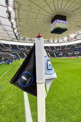 Eckfahne im EM-Stadion Frankfurt und das bis Montag wegen Unwetter geschlossene Dach - Frankfurt 20.06.2024: England vs. Dänemark, EURO2024 M17, Gruppe C, EM-Arena Frankfurt