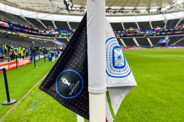 Eckfahne im EM-Stadion Frankfurt und das bis Montag wegen Unwetter geschlossene Dach - Frankfurt 20.06.2024: England vs. Dänemark, EURO2024 M17, Gruppe C, EM-Arena Frankfurt