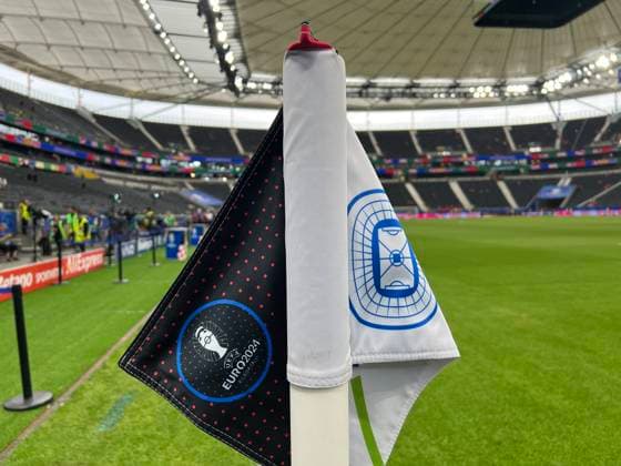 Eckfahne im EM-Stadion Frankfurt und das bis Montag wegen Unwetter geschlossene Dach - Frankfurt 20.06.2024: England vs. Dänemark, EURO2024 M17, Gruppe C, EM-Arena Frankfurt